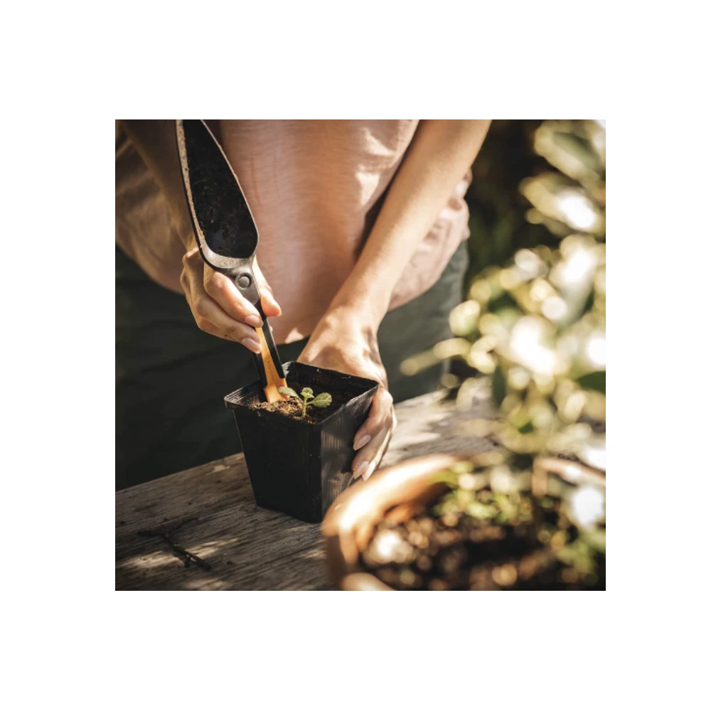 Fiskars Hand Sower and Dibber - 340110-1001 - Garden & Landscaping Tools 3 Fiskars Hand Sower and Dibber - 340110-1001 - Garden & Landscaping Tools - Image 3